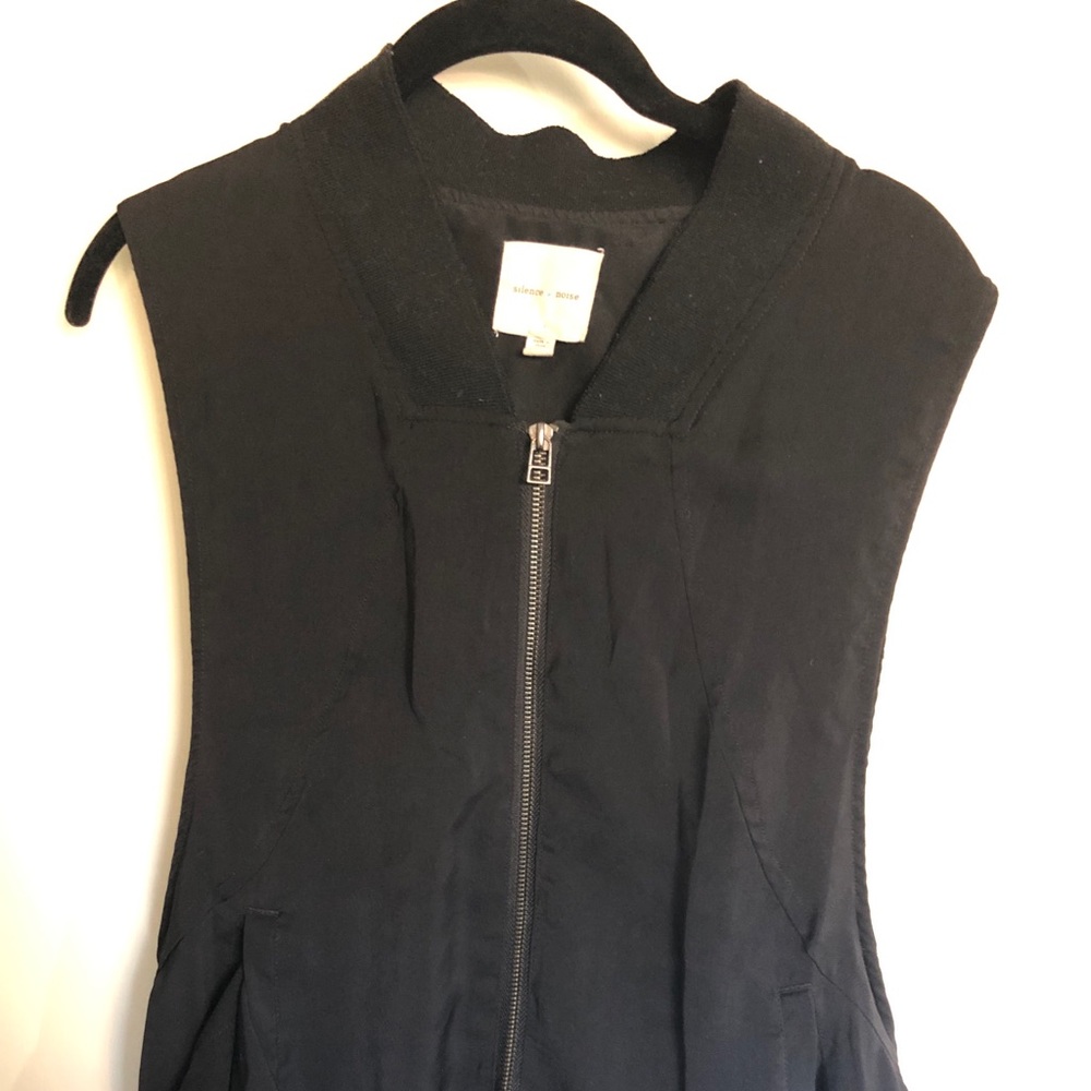 Black zipper sleeveless vest